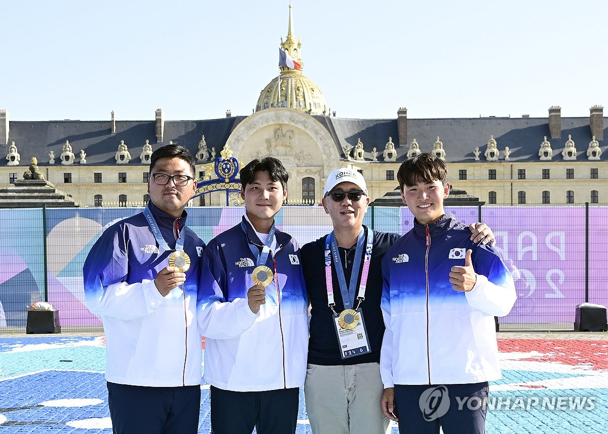 김제덕(20·예천군청)이 엄청난 침착함을 발휘했다. 김제덕은 손등에 벌이 앉은 상황에서도 평점심을 유지해 10점을 쐈다. 심박수는 오히려 더 떨어졌다. 2004년생 20세, 8강전에서 일본을 제압하고 준결승에 오르자 얼굴이 빨개지도록 파이팅을 외치던 선수라고는 믿기 힘든 침착함이었다. 사진 연합뉴스