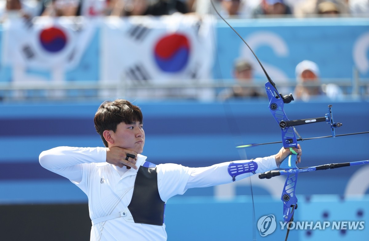 김제덕(20·예천군청)이 엄청난 침착함을 발휘했다. 김제덕은 손등에 벌이 앉은 상황에서도 평점심을 유지해 10점을 쐈다. 심박수는 오히려 더 떨어졌다. 2004년생 20세, 8강전에서 일본을 제압하고 준결승에 오르자 얼굴이 빨개지도록 파이팅을 외치던 선수라고는 믿기 힘든 침착함이었다. 사진 연합뉴스