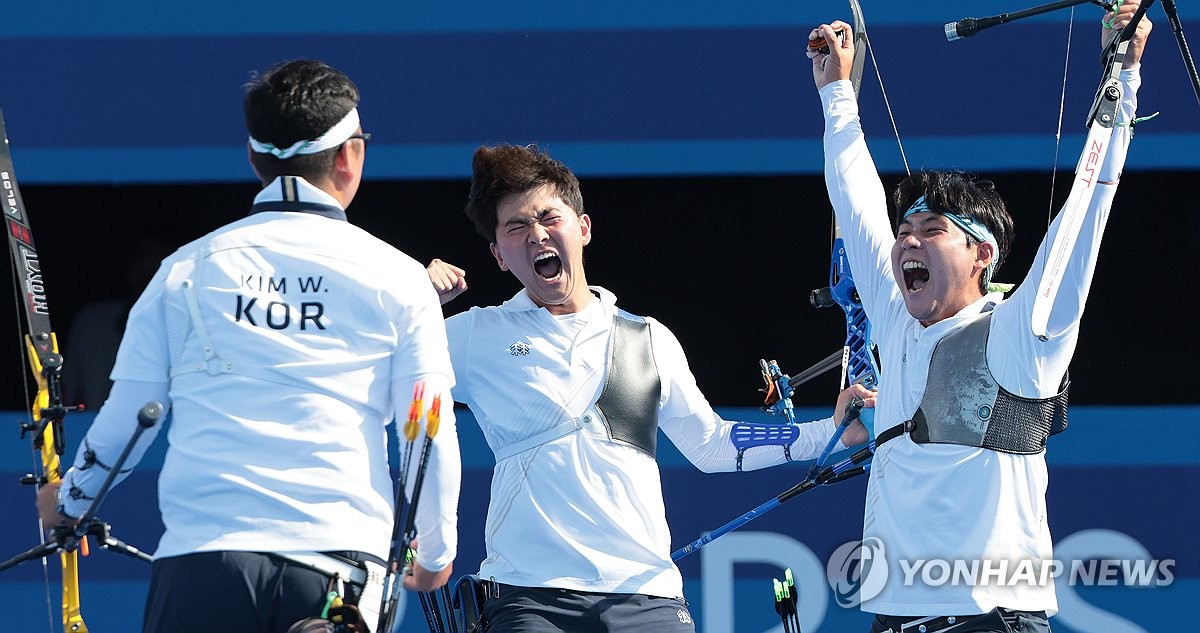 김제덕(20·예천군청)이 엄청난 침착함을 발휘했다. 김제덕은 손등에 벌이 앉은 상황에서도 평점심을 유지해 10점을 쐈다. 심박수는 오히려 더 떨어졌다. 2004년생 20세, 8강전에서 일본을 제압하고 준결승에 오르자 얼굴이 빨개지도록 파이팅을 외치던 선수라고는 믿기 힘든 침착함이었다. 사진 연합뉴스