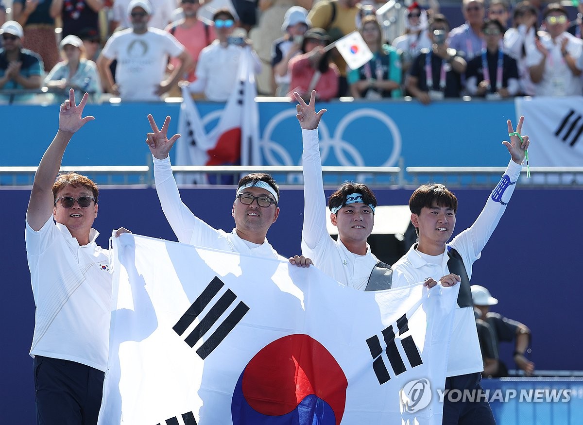 김제덕(20·예천군청)이 엄청난 침착함을 발휘했다. 김제덕은 손등에 벌이 앉은 상황에서도 평점심을 유지해 10점을 쐈다. 심박수는 오히려 더 떨어졌다. 2004년생 20세, 8강전에서 일본을 제압하고 준결승에 오르자 얼굴이 빨개지도록 파이팅을 외치던 선수라고는 믿기 힘든 침착함이었다. 사진 연합뉴스