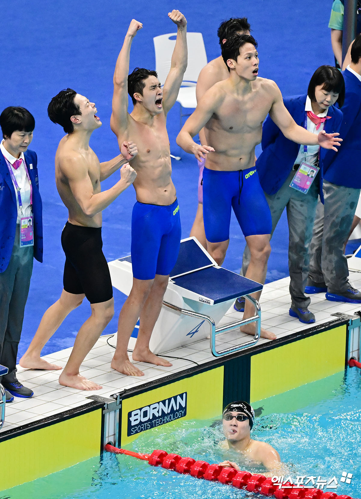 대한민국 남자 수영 경영 대표팀이 30일(한국시간) 프랑스 파리의 라데팡스 아레나에서 열리는 2024 파리 올림픽 계영 800m 예선에서 결승 진출을 노린다. 지난해 9월 항저우 아시안게임 금메달, 올해 2월 카타르 도하 세계수영선수권 은메달에 이어 사상 첫 올림픽 단체전 입상권 진입을 목표로 물살을 가른다. 사진 엑스포츠뉴스 DB