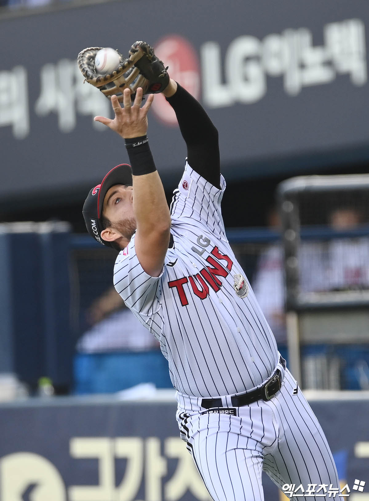 LG 내야수 오스틴은 30일 잠실구장에서 열릴 '2024 신한 SOL Bank KBO 리그' 삼성과 주중 3연전 첫 번째 맞대결에서 3번 지명타자로 선발 출전한다. 오스틴은 지난 25일 사직 롯데전에서 수비하다 포수 박동원과 충돌해 부상당했다. 엑스포츠뉴스 DB