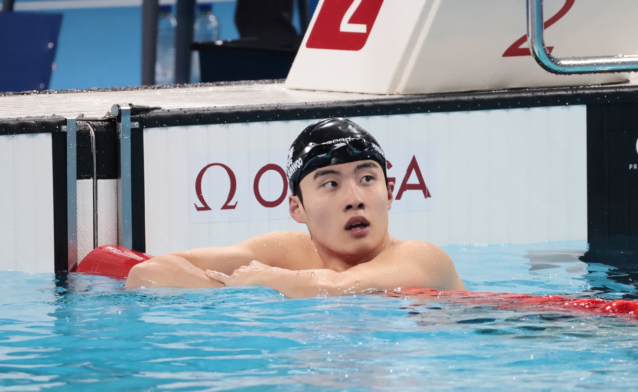 한국 남자 수영 단거리의 간판 황선우가  30일(이하 한국시간) 프랑스 파리 라데팡스 수영장에서 열린 2024 파리 올림픽 수영 경영 남자 100ｍ 예선에 출전, 48초41로 전체 16위에 오르며 가까스로 준결승 진출에 성공했다. 황선우는 3년 전 도쿄 올림픽에서 이 종목 결승에 올라 5위를 차지하고 깊은 인상을 남겼으나 이번 대회엔 결승행이 불투명하게 됐다. 사진 연합뉴스