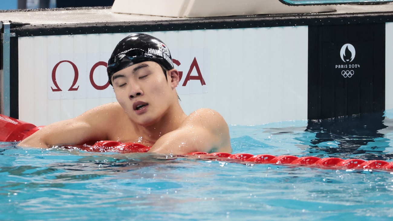 한국 남자 수영 단거리의 간판 황선우가  30일(이하 한국시간) 프랑스 파리 라데팡스 수영장에서 열린 2024 파리 올림픽 수영 경영 남자 100ｍ 예선에 출전, 48초41로 전체 16위에 오르며 가까스로 준결승 진출에 성공했다. 황선우는 3년 전 도쿄 올림픽에서 이 종목 결승에 올라 5위를 차지하고 깊은 인상을 남겼으나 이번 대회엔 결승행이 불투명하게 됐다. 사진 연합뉴스