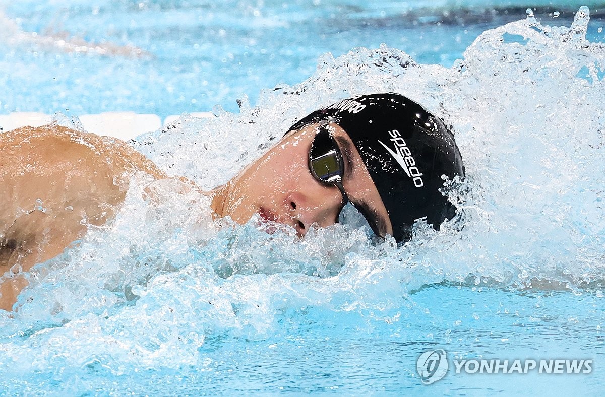 한국 남자 수영 단거리의 간판 황선우가  30일(이하 한국시간) 프랑스 파리 라데팡스 수영장에서 열린 2024 파리 올림픽 수영 경영 남자 100ｍ 예선에 출전, 48초41로 전체 16위에 오르며 가까스로 준결승 진출에 성공했다. 황선우는 3년 전 도쿄 올림픽에서 이 종목 결승에 올라 5위를 차지하고 깊은 인상을 남겼으나 이번 대회엔 결승행이 불투명하게 됐다. 사진 연합뉴스