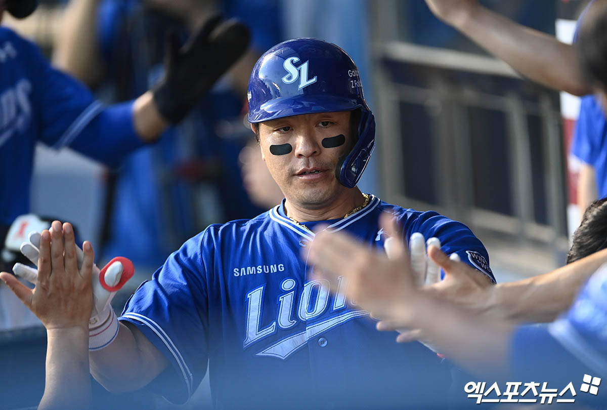 삼성 포수 강민호는 30일 잠실구장에서 열린 '2024 신한 SOL Bank KBO 리그' LG와 주중 3연전 첫 번째 맞대결에서 4번타자 포수로 선발 출전했다. 4회초 2점 홈런으로 결승포를 쳐 팀 승리에 힘을 보탰다. 잠실, 박지영 기자