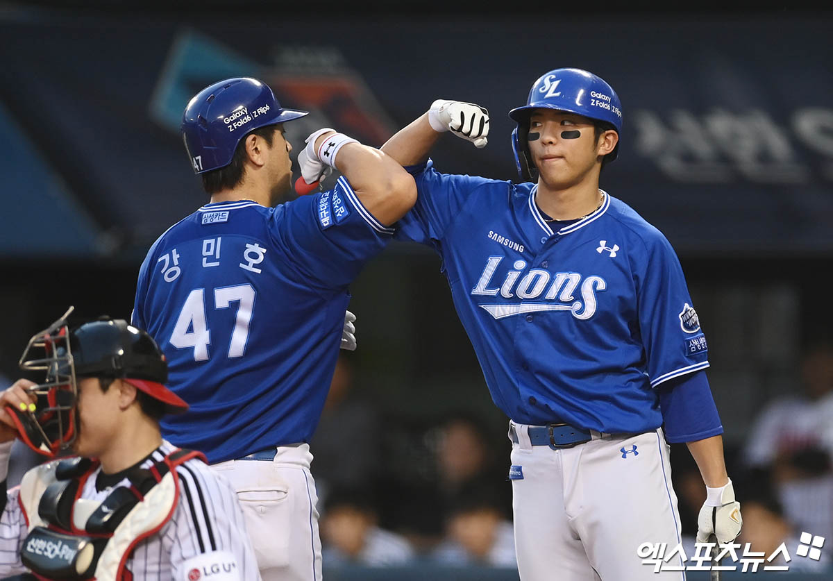 삼성 포수 강민호(왼쪽)는 30일 잠실구장에서 열린 '2024 신한 SOL Bank KBO 리그' LG와 주중 3연전 첫 번째 맞대결에서 4번타자 포수로 선발 출전했다. 4회초 2점 홈런으로 결승포를 쳐 팀 승리에 힘을 보탰다. 잠실, 박지영 기자