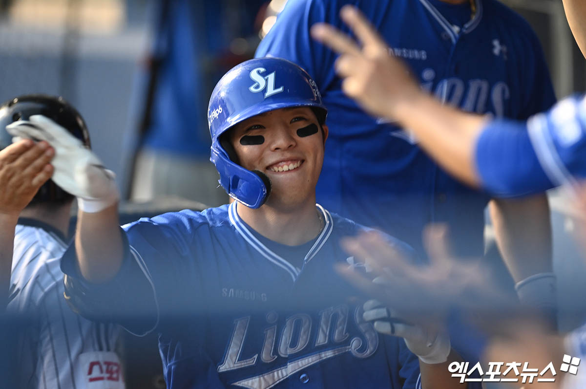 삼성 내야수 김영웅은 30일 잠실구장에서 열린 '2024 신한 SOL Bank KBO 리그' LG와 주중 3연전 첫 번째 맞대결에서 5번타자 3루수로 선발 출전했다. 4회초 솔로포로 데뷔 첫 20홈런을 기록했다. 잠실, 박지영 기자