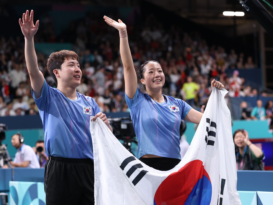 대한민국 탁구 국가대표 신유빈-임종훈이 30일(한국시간) 프랑스 파리의 사우스 파리 아레나 4에서 열린 2024 파리 올림픽 탁구 혼합복식 동메달 결정전에서 세계랭킹 4위 웡춘팅-두호이켐 조를 꺾고 동메달을 목에 걸었다. 한국 탁구 역사상 19번째 메달을 수확하는 기쁨을 맛봤다. 한국 탁구는 지난 2012 런던 올림픽 남자 단체전 은메달 이후 2016 리우데자네이루, 2020 도쿄(2021년 개최) 대회에서 노메달에 그쳤던 아쉬움을 풀게 됐다. 사진 연합뉴스