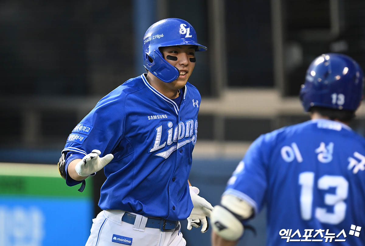 삼성 내야수 김영웅(왼쪽)은 30일 잠실구장에서 열린 '2024 신한 SOL Bank KBO 리그' LG와 주중 3연전 첫 번째 맞대결에서 5번타자 3루수로 선발 출전했다. 4회초 솔로포로 데뷔 첫 20홈런을 기록했다. 잠실, 박지영 기자