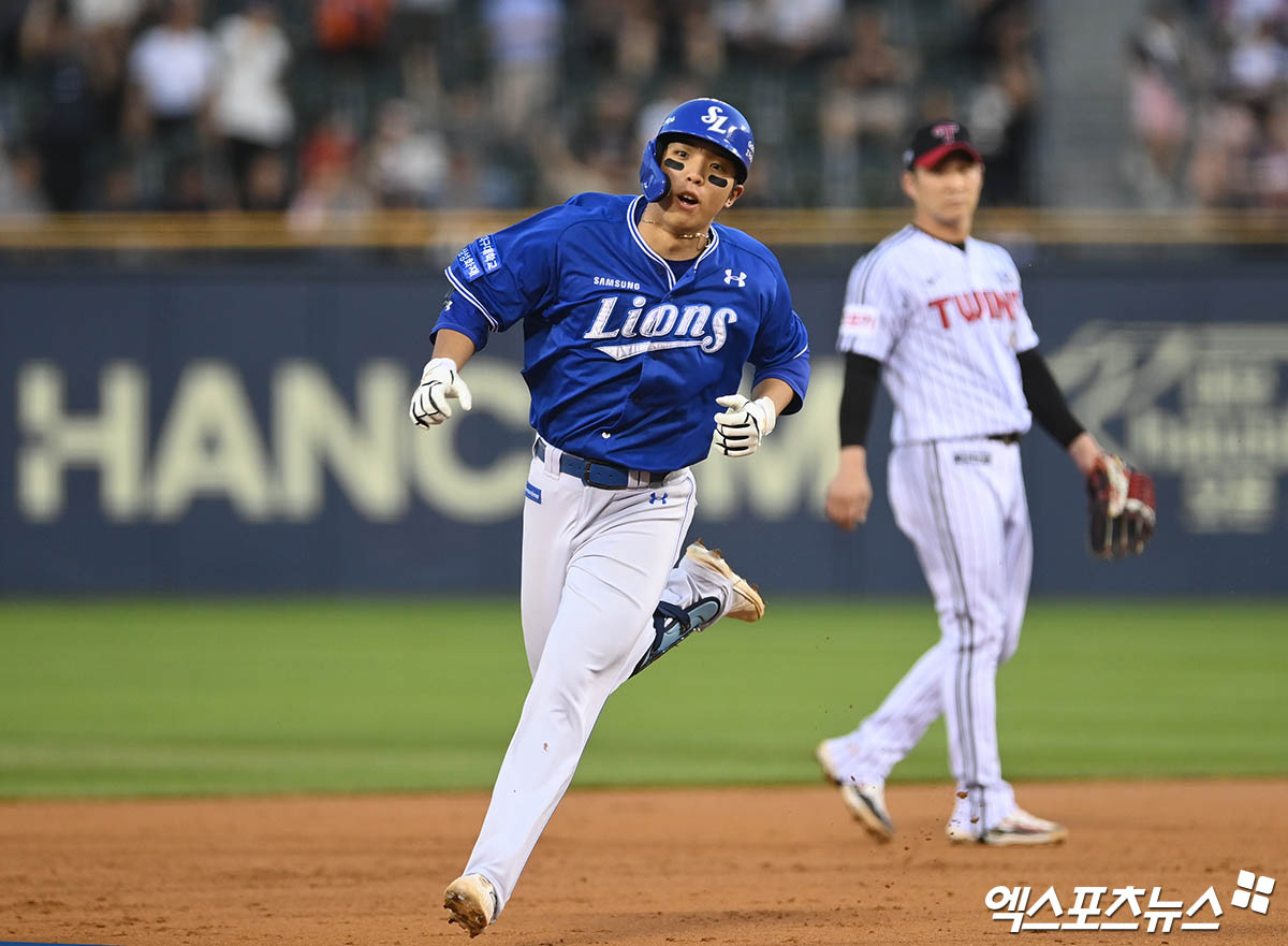 삼성 내야수 김영웅은 30일 잠실구장에서 열린 '2024 신한 SOL Bank KBO 리그' LG와 주중 3연전 첫 번째 맞대결에서 5번타자 3루수로 선발 출전했다. 4회초 솔로포로 데뷔 첫 20홈런을 기록했다. 잠실, 박지영 기자