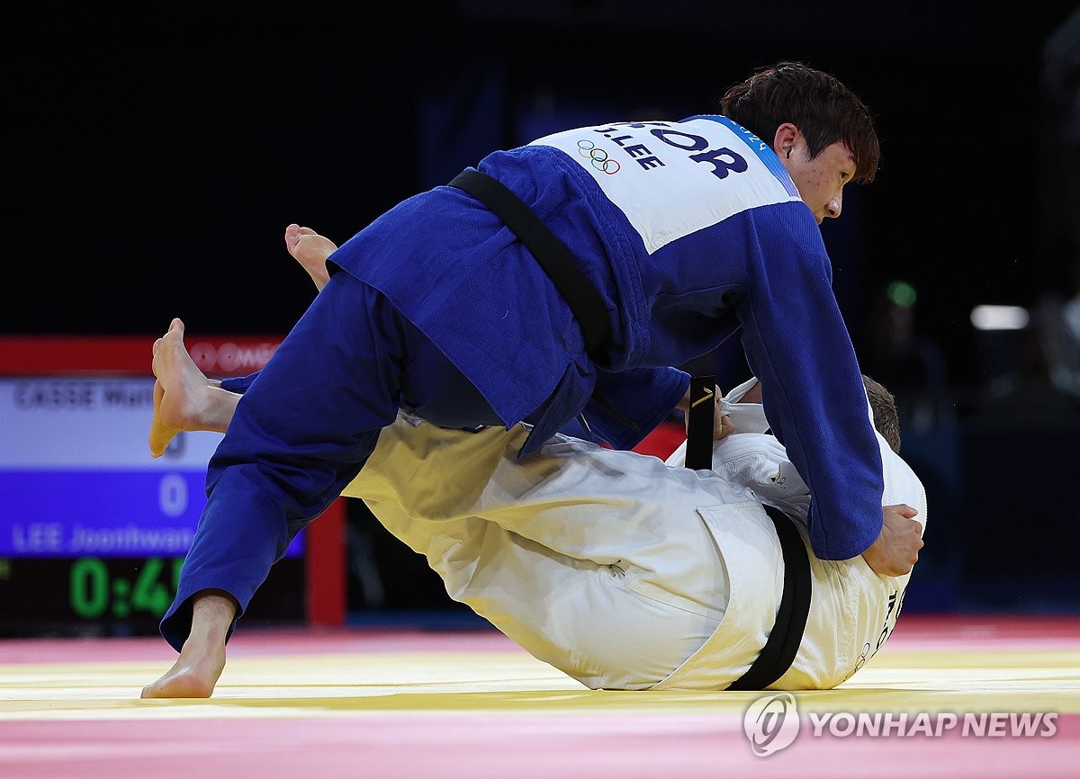 세계랭킹 3위 이준환은 31일(한국시간) 프랑스 파리 샹드마르스 경기장에서 열린 2024 파리 올림픽 유도 남자 81kg급 동메달 결정전서 연장 접전 끝에 세계랭킹 1위 카스를 꺾었다. 안뒤축후리기로 절반승을 따낸 이준환은 생애 처음으로 출전한 올림픽서 동메달 획득이라는 값진 성과를 얻었다. 연합뉴스