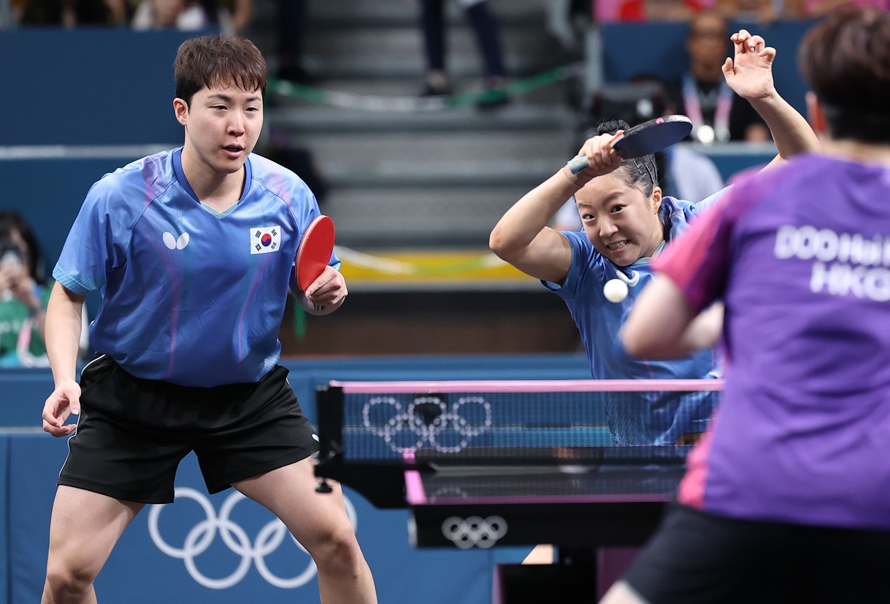 대한민국 탁구 국가대표 신유빈-임종훈이 30일(한국시간) 프랑스 파리의 사우스 파리 아레나 4에서 열린 2024 파리 올림픽 탁구 혼합복식 동메달 결정전에서 세계랭킹 4위 웡춘팅-두호이켐 조를 꺾고 동메달을 목에 걸었다. 사진 연합뉴스