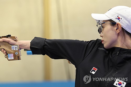 김예지는 지난 28일(한국시간) 프랑스 샤토루 국립사격장에서 열린 2024 파리 하계올림픽 사격 여자 10m 공기권총 결승에서 241.3점을 기록해 은메달을 따냈다. 금메달은 올림픽 신기록(243.2점)을 세운 19세 총잡이 오예진(IBK 기업은행)이 차지했다. 이후 김예지의 카리스마 넘치는 사격 장면이 사회관계망서비스(SNS)에서 폭발적인 반응을 일으켜 화제를 모았다. 테슬라 오너이자 세계적인 부호 일론 머스크도 김예지가 액션 영화에 캐스탱돼야 한다고 댓글을 남기기도 했다. 연합뉴스