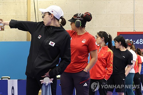 미국 매체 NBC는 2024 파리 올림픽에서 엄청난 인기를 끈 스타 중 한 명으로 대한민국 사격 국가대표 김예지를 선정했다. 매체는 김예지를 영국의 대표적인 첩보물 007 시리즈 주인공 제임스 본드와 비교하면서 인터넷 상에서 엄청난 인기를 끌었다고 설명했다. 연합뉴스