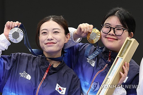 연합뉴스에 따르면 2024 파리 올림픽 여자 10m 공기권총 은메달리스트 김예지는 9일 전북 임실군 전북특별자치도 종합사격장에서 열린 기자회견에서 과로로 인해 인터뷰 중 경련과 함께 쓰러졌다. 김예지는 응급처치를 받은 후 곧바로 병원으로 후송됐는데, 과로로 인해 휴식이 필요하다는 진단을 받은 것으로 알려졌다. 연합뉴스