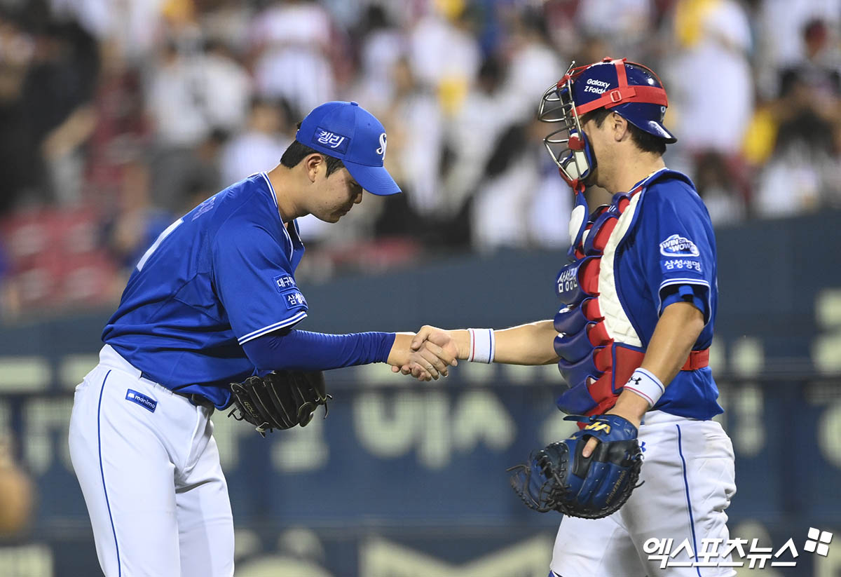 삼성 포수 강민호(오른쪽)는 30일 잠실구장에서 열린 '2024 신한 SOL Bank KBO 리그' LG와 주중 3연전 첫 번째 맞대결에서 4번타자 포수로 선발 출전했다. 4회초 2점 홈런으로 결승포를 쳐 팀 승리에 힘을 보탰다. 잠실, 박지영 기자