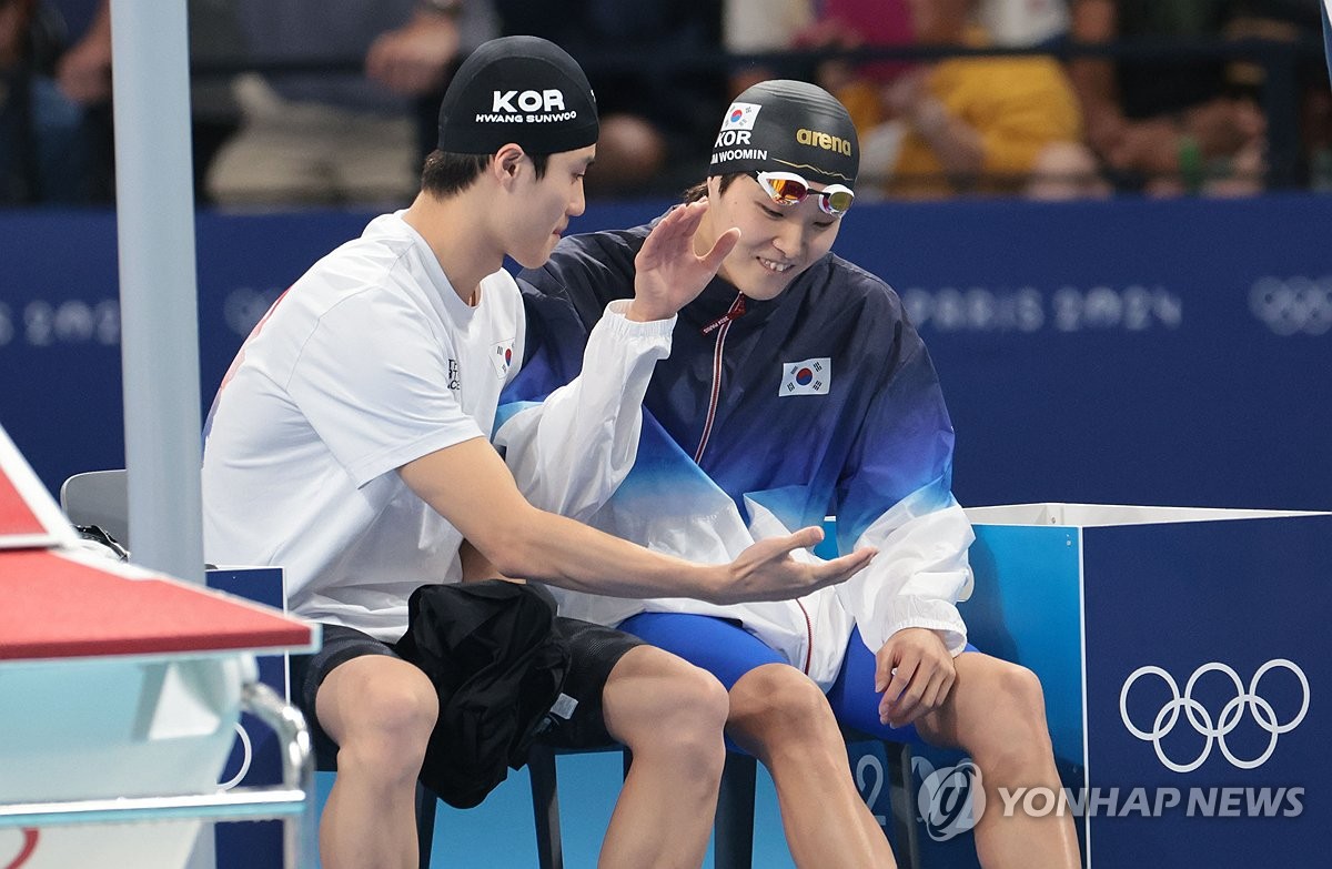 한국 수영의 간판 황선우가 3년 전 도쿄 올림픽에 이어 이번 파리 올림픽에서도 부진을 거듭하고 있다. 남자 자유형 200m에서 결승에도 오르지 못하는 충격적인 결과를 받아들었고, 메달을 노렸던 남자 계영 800m에서도 자신이 평소 내던 기록에 2초 이상 뒤졌다. 황선우는 허탈한 심정과 함께 '나도 이해가 되질 않는다'며 자책했다. 연합뉴스