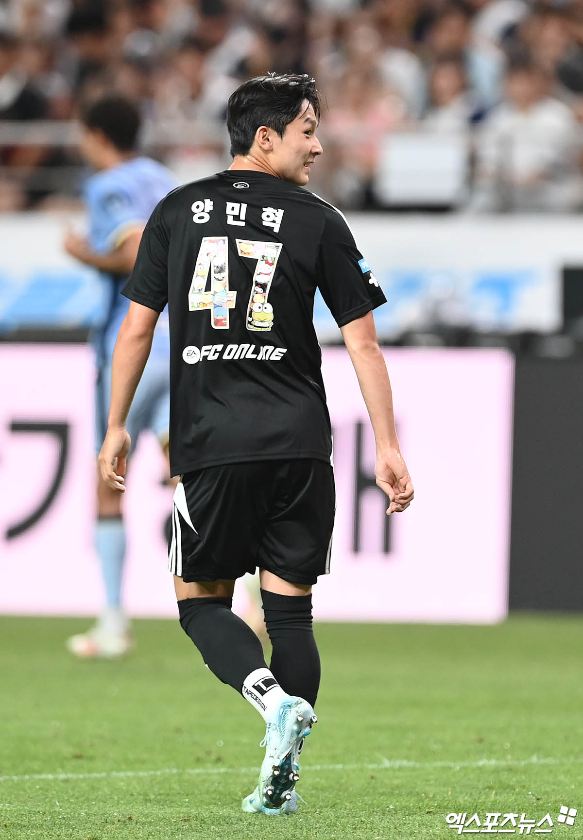 영국 축구 매체 90min은 1일(한국시간) 양민혁이 토트넘 홋스퍼 상대로 강렬한 인상을 남겼다고 보도했다. 양민혁은 지난달 31일 서울월드컵경기장에서 열린 토트넘과의 쿠팡플레이 시리즈 1경기에 선발로 출전했다. 최전방 스리톱 일원으로 선발 출전한 양민혁은 전반 45분만 뛰었지만 좋은 경기력을 펼치면서 미래의 동료들과 감독에게 인상을 남기는데 성공했다. 양민혁은 지난달 28일 토트넘과 6년 계약을 체결했으며 내년 1월에 합류하기로 합의했다. 엑스포츠뉴스DB