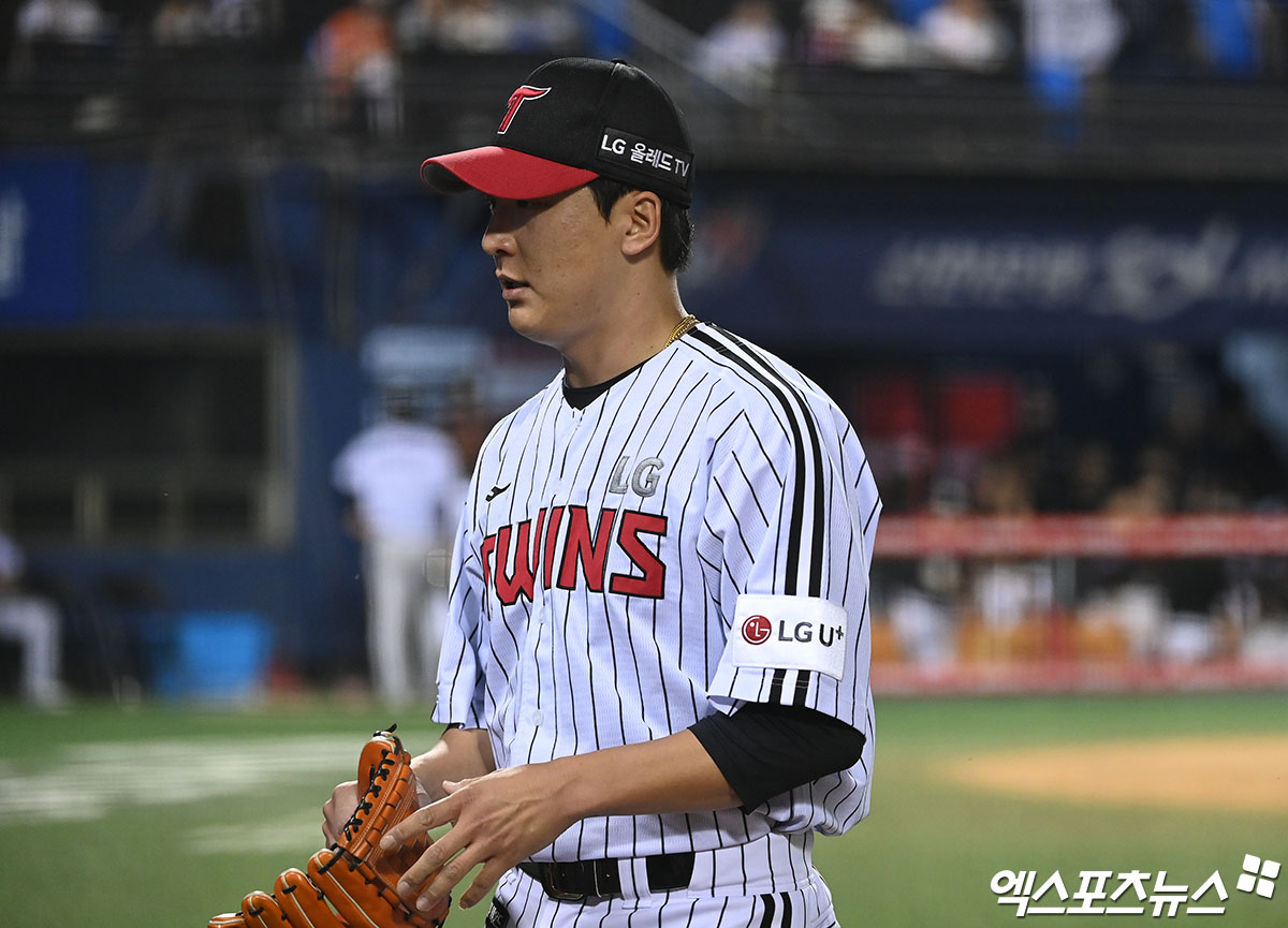 LG 투수 최동환은 31일 잠실구장에서 열린 '2024 신한 SOL Bank KBO 리그' 삼성과 주중 3연전 두 번째 경기에서 9회초 구원 등판했다. 10점의 점수 차에서 아웃카운트 하나를 잡는 동안 4실점 하며 흔들렸다. 엑스포츠뉴스 DB