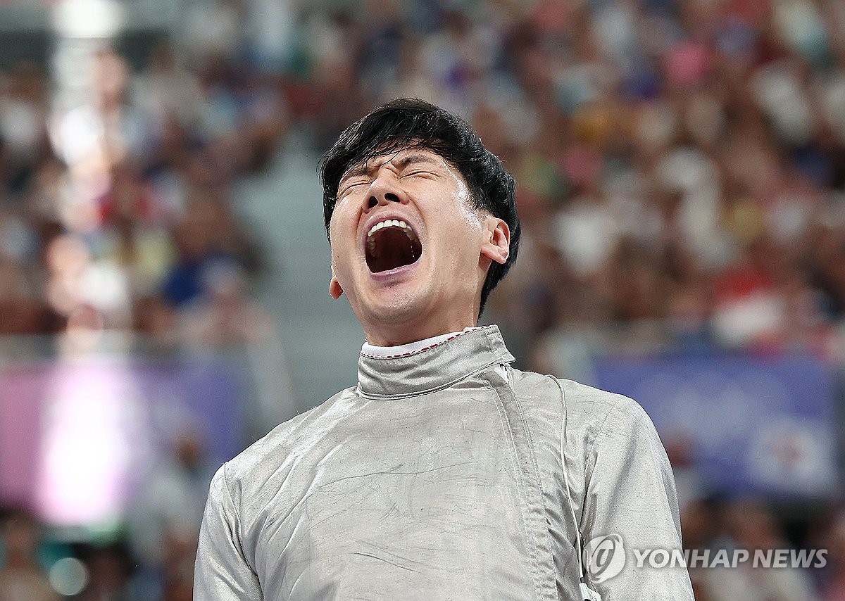 하계올림픽 3연패를 노리는 한국 남자 사브르 펜싱 대표팀이 첫 판에서 완승을 거두며 4강에 올랐다. 오상욱, 구본길(사진), 박상원이 나선 남자 사브르 대표팀은 31일 프랑스 파리 그랑 팔레에서 열린 2024 파리 하계올림픽 펜싱 남자 사브르 단체전 8강에서 캐나다를 45-33으로 이기고 준결승에 올랐다. 한국은 준결승에서 개최국 프랑스와 격돌한다. 연합뉴스