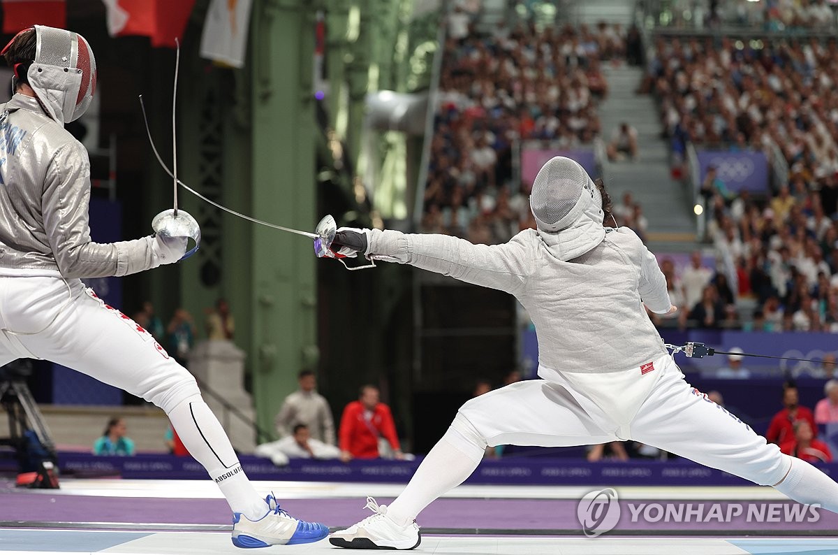 하계올림픽 3연패를 노리는 한국 남자 사브르 펜싱 대표팀이 첫 판에서 완승을 거두며 4강에 올랐다. 남자 사브르 대표팀은 31일 프랑스 파리 그랑 팔레에서 열린 2024 파리 하계올림픽 펜싱 남자 사브르 단체전 8강에서 캐나다를 45-33으로 이기고 준결승에 올랐다. 한국은 준결승에서 개최국 프랑스와 격돌한다. 연합뉴스