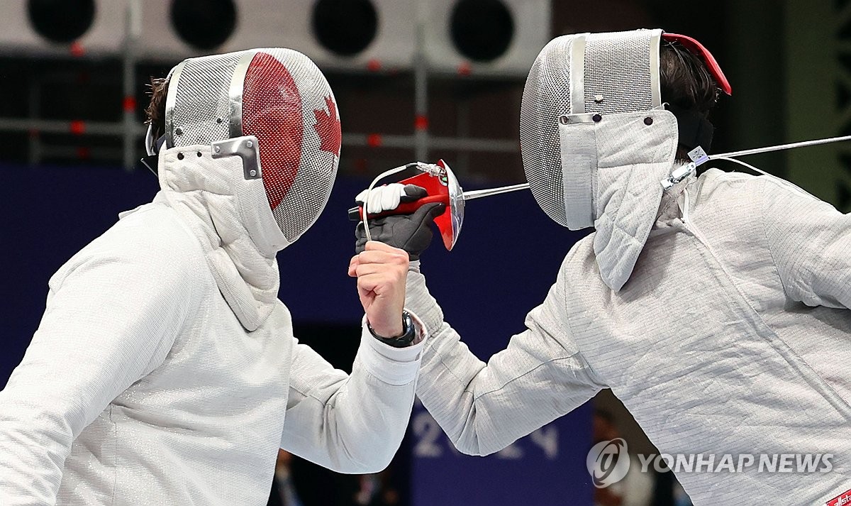 하계올림픽 3연패를 노리는 한국 남자 사브르 펜싱 대표팀이 첫 판에서 완승을 거두며 4강에 올랐다. 남자 사브르 대표팀은 31일 프랑스 파리 그랑 팔레에서 열린 2024 파리 하계올림픽 펜싱 남자 사브르 단체전 8강에서 캐나다를 45-33으로 이기고 준결승에 올랐다. 한국은 준결승에서 개최국 프랑스와 격돌한다. 연합뉴스