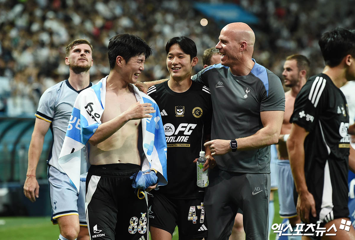 영국 축구 매체 90min은 1일(한국시간) 양민혁이 토트넘 홋스퍼 상대로 강렬한 인상을 남겼다고 보도했다. 양민혁은 지난달 31일 서울월드컵경기장에서 열린 토트넘과의 쿠팡플레이 시리즈 1경기에 선발로 출전했다. 최전방 스리톱 일원으로 선발 출전한 양민혁은 전반 45분만 뛰었지만 좋은 경기력을 펼치면서 미래의 동료들과 감독에게 인상을 남기는데 성공했다. 양민혁은 지난달 28일 토트넘과 6년 계약을 체결했으며 내년 1월에 합류하기로 합의했다. 엑스포츠뉴스DB