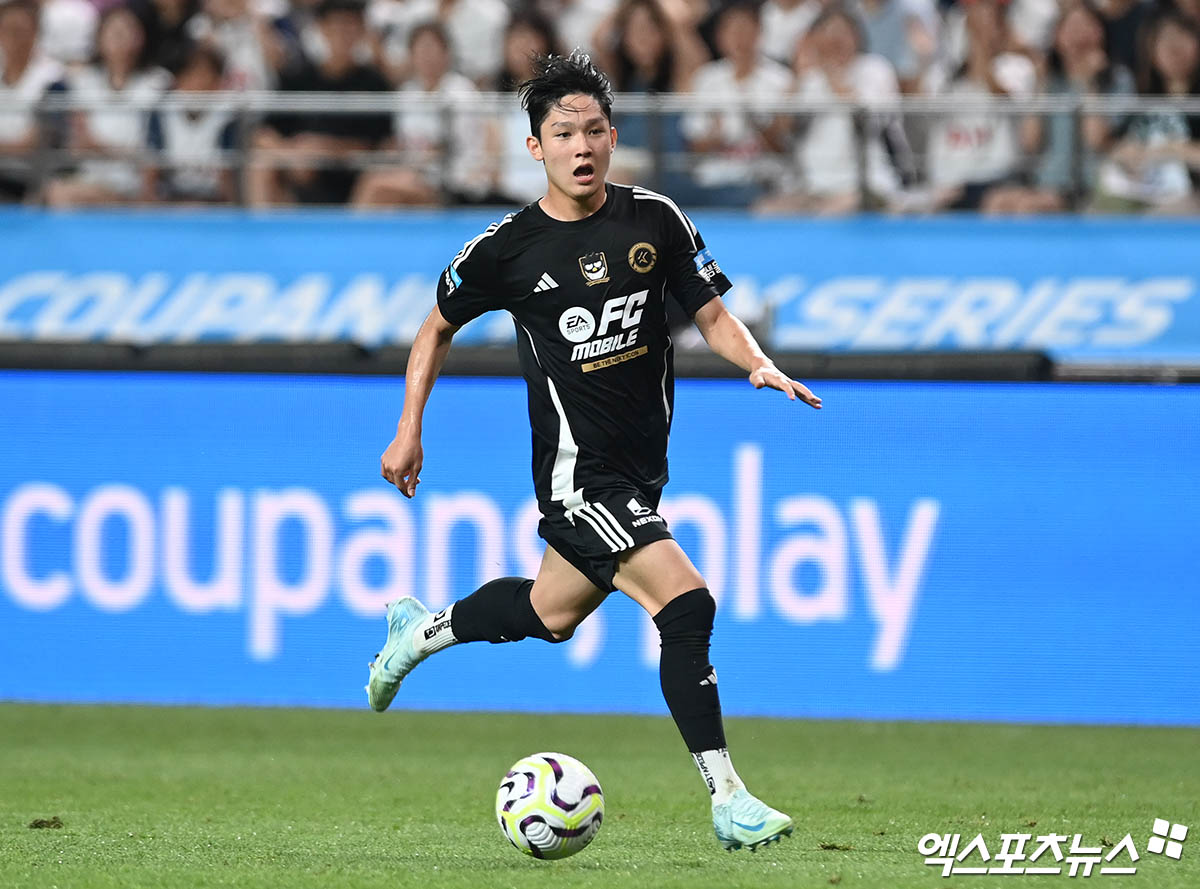 영국 축구 매체 90min은 1일(한국시간) 양민혁이 토트넘 홋스퍼 상대로 강렬한 인상을 남겼다고 보도했다. 양민혁은 지난달 31일 서울월드컵경기장에서 열린 토트넘과의 쿠팡플레이 시리즈 1경기에 선발로 출전했다. 최전방 스리톱 일원으로 선발 출전한 양민혁은 전반 45분만 뛰었지만 좋은 경기력을 펼치면서 미래의 동료들과 감독에게 인상을 남기는데 성공했다. 양민혁은 지난달 28일 토트넘과 6년 계약을 체결했으며 내년 1월에 합류하기로 합의했다. 엑스포츠뉴스DB