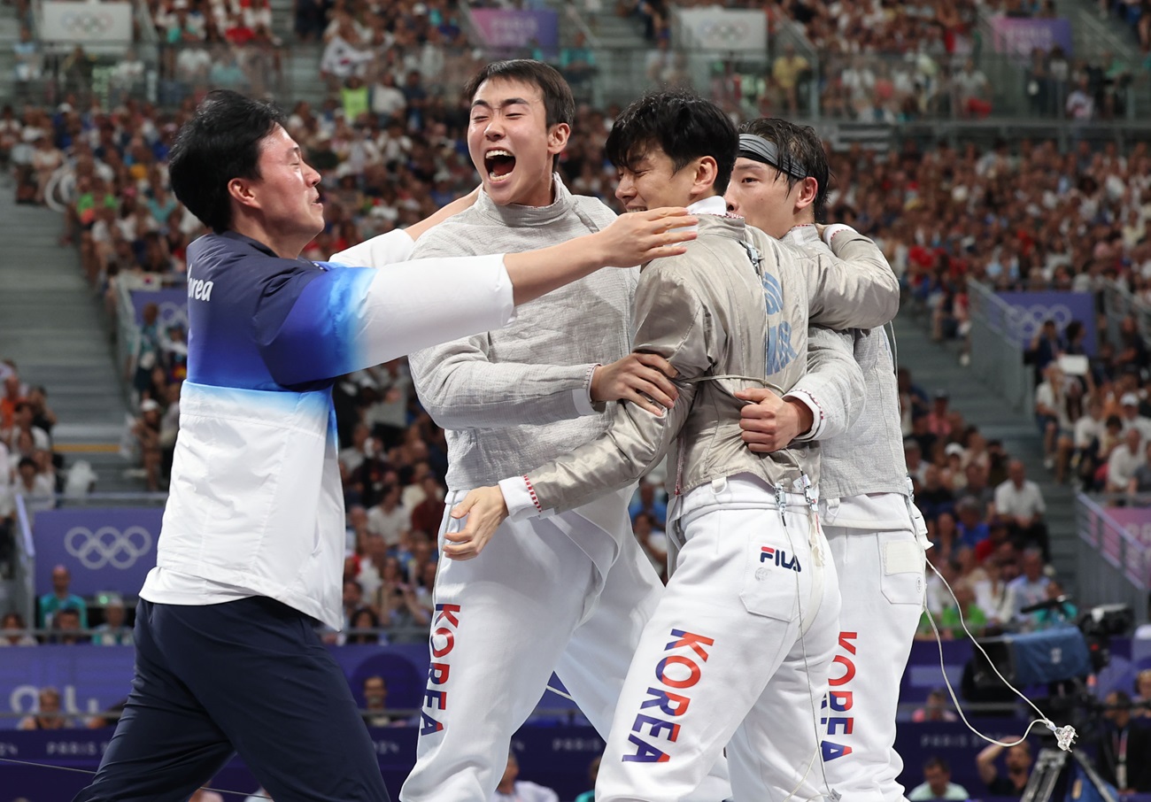 오상욱, 구본길, 박상원이 호흡을 맞춘 대한민국 남자 펜싱 사브르 대표팀이 31일(현지시간) 프랑스 파리 그랑 팔레에서 열린 2024 파리 하계 올림픽 펜싱 남자 사브르 단체전 준결승에서 개최국 프랑스를 격파하고 결승 진출에 성공했다. 2012 런던, 2020 도쿄 대회에 이어 3회 연속 하계 올림픽 금메달에 마지막 한 걸음만 남겨두게 됐다. 사진 연합뉴스