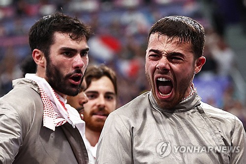 오상욱, 구본길, 박상원, 도경동으로 구성된 한국 남자 사브르 대표팀은 31일 프랑스 파리 그랑 팔레에서 열린 파리 하계올림픽 펜싱 남자 사브르 단체 준결승에서 프랑스를 45-39으로 누르고 결승행 티켓을 거머쥐었다. 이날 프랑스 선수들은 한국 선수들과 신경전을 벌이고 심판을 모욕하는 등 추태를 부렸다. 연합뉴스