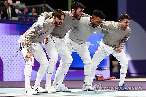 오상욱, 구본길, 박상원, 도경동으로 구성된 한국 남자 사브르 대표팀은 31일 프랑스 파리 그랑 팔레에서 열린 파리 하계올림픽 펜싱 남자 사브르 단체 준결승에서 프랑스를 45-39으로 누르고 결승행 티켓을 거머쥐었다. 이날 프랑스 선수들은 한국 선수들과 신경전을 벌이고 심판을 모욕하는 등 추태를 부렸다. 연합뉴스