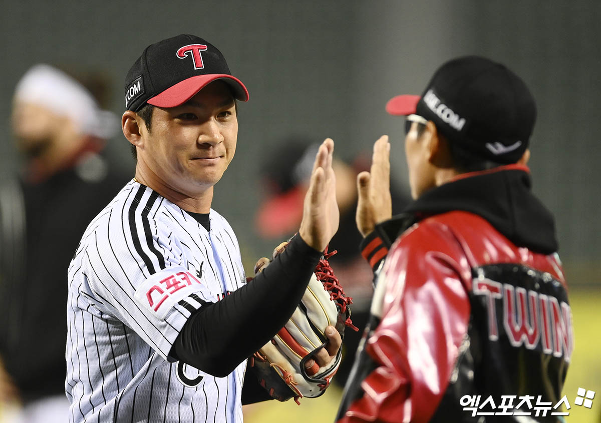 LG 내야수 오지환(왼쪽)은 지난달 31일 잠실구장에서 열린 '2024 신한 SOL Bank KBO 리그' 삼성과 주중 3연전 두 번째 경기에서 6번타자 유격수로 선발 출전했다. 5회말 2점 홈런을 때려 공격에 활력을 불어넣었다. 이날 4타점을 기록해 팀 승리에 힘을 보탰다. 엑스포츠뉴스 DB