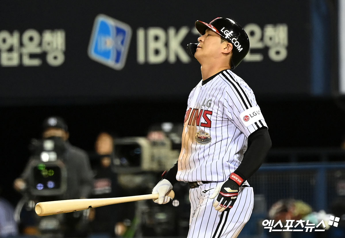 오지환은 지난달 28일 잠실구장에서 열린 '2024 신한 SOL Bank KBO 리그' 한화와 맞대결에서 병살타 2개와 야수 선택 등을 포함해 부진해 팀 패배를 지켜봐야 했다. 엑스포츠뉴스 DB