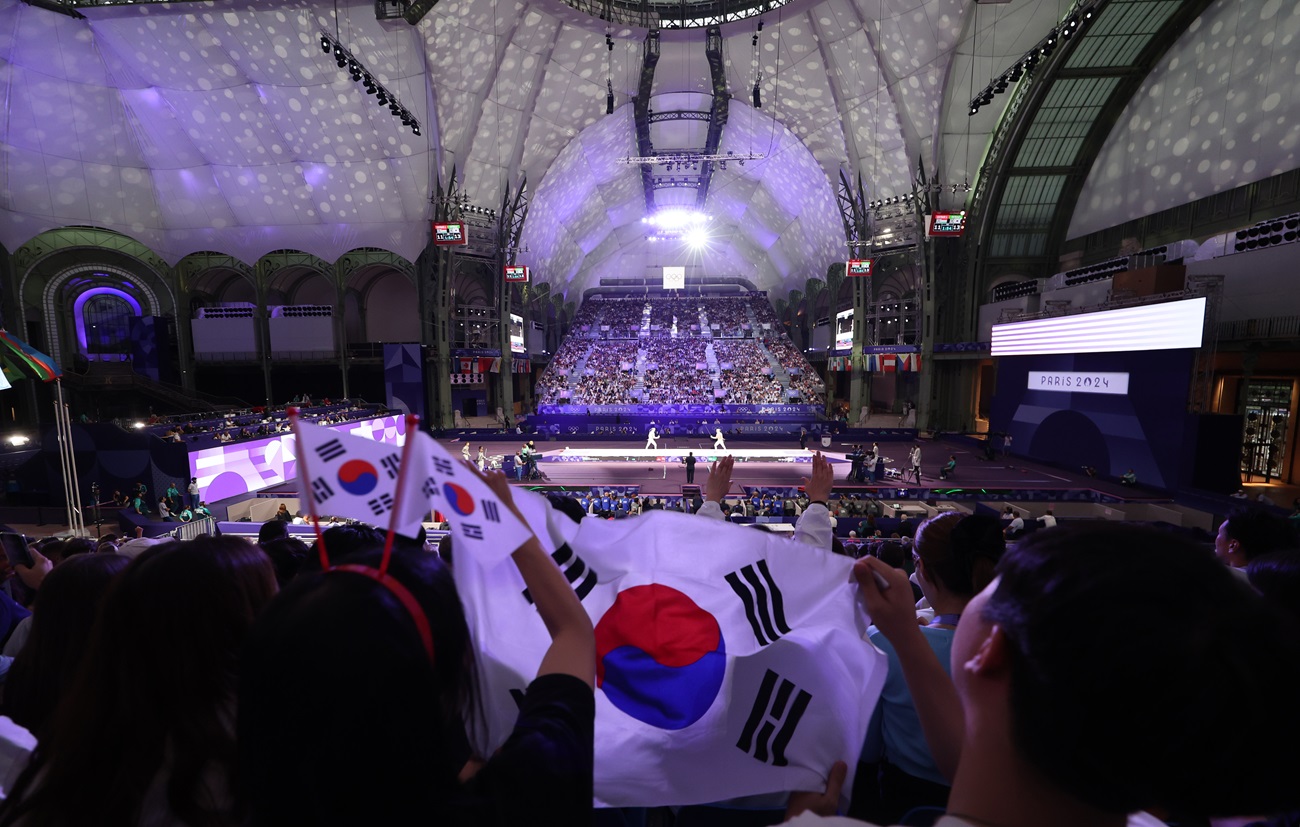 (왼쪽부터) 구본길, 박상원, 오상욱, 도경동이 호흡을 맞춘 대한민국 남자 펜싱 사브르 대표팀이 31일(현지시간) 프랑스 파리 그랑 팔레에서 열린 2024 파리 하계올림픽 펜싱 남자 사브르 단체전 결승에서 45-41로 헝가리를 이겼다. 이 종목 올림픽 3연패의 역사를 쓰고 대한민국의 파리 올림픽 6번째 금메달을 안겼다. 오상욱은 남자 개인전에 이어 단체전 정상에 오르며 대회 2관왕을 차지했다. 사진 연합뉴스