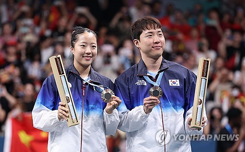 세계랭킹 8위 신유빈은 1일(한국시간) 프랑스 파리의 사우스 파리 아레나에서 열린 2024 파리 올림픽 탁구 여자 단식 16강전에서 세계랭킹 29위 릴리 장(미국)을 게임 스코어 4-0(11-2 11-8 11-4 15-13)으로 이겼다. 16강을 통과한 신유빈은 8강에서 세계랭킹 13위 히라노 미우(일본)와 준결승행 티켓을 두고 맞대결을 가진다. 신유빈과 히라노 간의 8강전은 같은 장소에서 한국시간으로 1일 오후 7시에 열린다. 연합뉴스