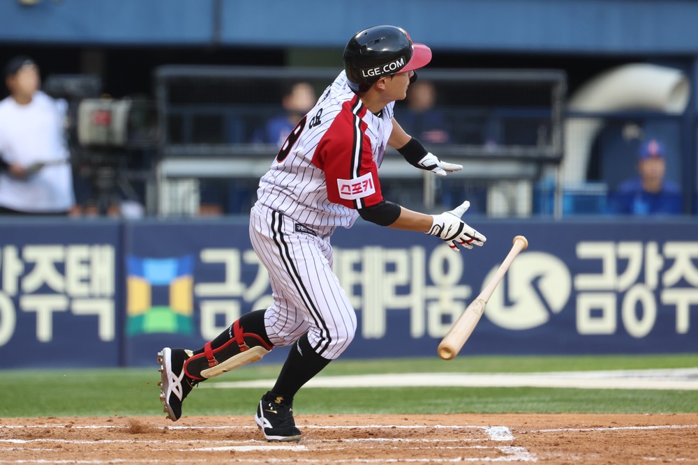 LG 외야수 최원영은 지난달 28일 잠실구장에서 열린 '2024 신한 SOL Bank KBO 리그' 한화전에서 5회초 대수비로 교체 출전했다. 그리고 첫 타석 김규연 상대로 프로 첫 홈런포를 쳐내며 눈길을 끌었다. LG 트윈스