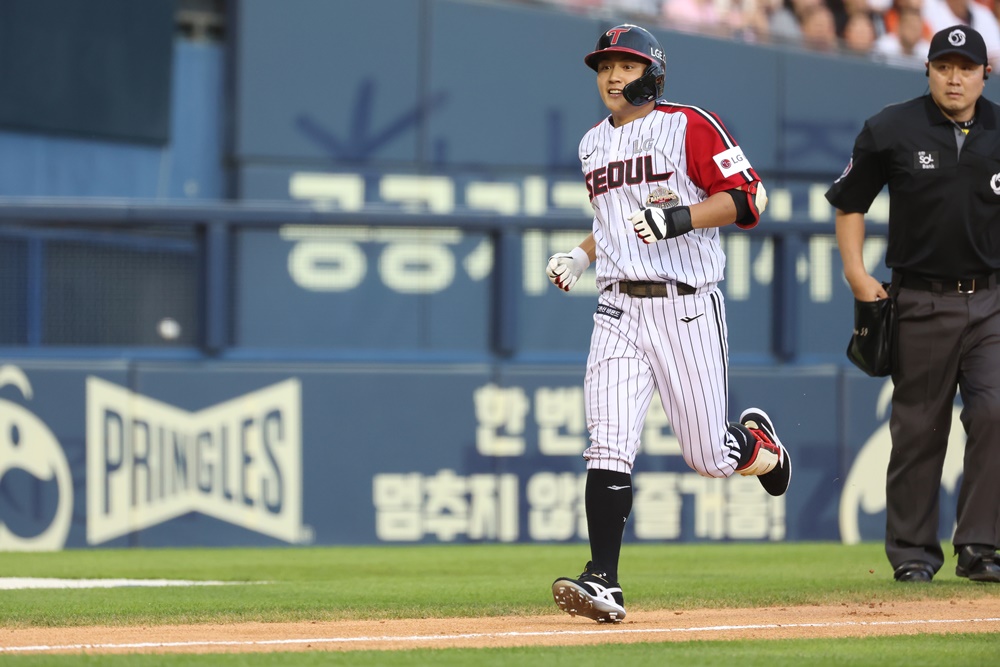 LG 외야수 최원영은 지난달 28일 잠실구장에서 열린 '2024 신한 SOL Bank KBO 리그' 한화전에서 5회초 대수비로 교체 출전했다. 그리고 첫 타석 김규연 상대로 프로 첫 홈런포를 쳐내며 눈길을 끌었다. LG 트윈스