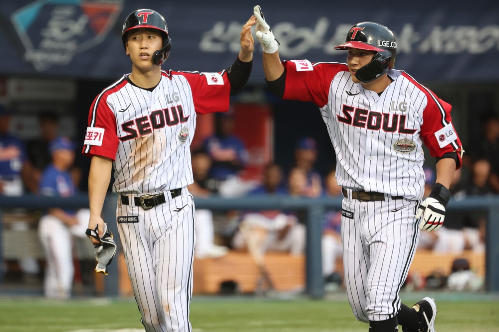 LG 외야수 최원영(오른쪽)은 지난달 28일 잠실구장에서 열린 '2024 신한 SOL Bank KBO 리그' 한화전에서 5회초 대수비로 교체 출전했다. 그리고 첫 타석 김규연 상대로 프로 첫 홈런포를 쳐내며 눈길을 끌었다. LG 트윈스