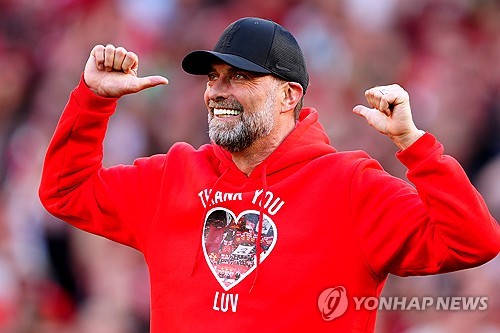 영국 매체 스카이스포츠는 31일(한국시간) 위르겐 클롭 감독은 언제가 축구계에 복귀할 가능성을 배제하지 않았지만 감독직을 맡지 않을 수도 있다고 밝혔다고 보도했다. 세계 최고의 명장 중 한 명인 클롭 감독은 에너지 고갈을 이유로 리버풀과의 계약 기간을 조기에 종료해 2023-24시즌을 마치고 리버풀을 떠나 휴식기를 보내고 있다. 최소 1년은 쉴 거라고 밝힌 클롭 감독은 향후 사령탑으로 복귀하지 않을 수 있다고 밝히면서 은퇴 가능성이 거론됐다. 연합뉴스