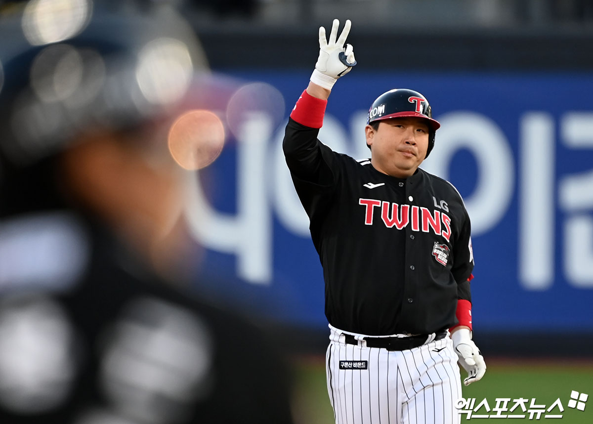 11일 오후 수원KT위즈파크에서 열린 '2023 신한은행 SOL KBO 포스트시즌' LG 트윈스와 KT 위즈의 한국시리즈 4차전 경기, 8회초 2사 1루 LG 허도환이 1타점 2루타를 날린 후 세리머니를 하고 있다. 엑스포츠뉴스DB