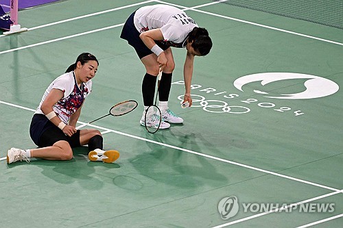 한국 배드민턴 여자복식이 두 개 조 모두 8강 탈락하면서 12년 만에 올림픽 무대 노메달을 기록했다. 외신에서 당초 한국을 은메달리스트 정도로 예상했던 것과 비교하면 아쉬운 성적표다. 세계 2위 이소희-백하나 조는 류성수-탄닝 조(중국)를 맞아 게임 스코어 0-2(9-21 13-21)로 완패했다. 세계 10위 김소영-공희용 조는 펄리 탄-티나 무랄리타란 조(말레이시아)와 맞섰으나 역시 게임 스코어 0-2(12-21 13-21)로 무릎을 꿇었다. 여자복식은 지난 두 차례 올림픽에서 유일하게 메달을 따내며 한국 배드민턴의 자존심을 지켰으나 이번엔 일찍 일정을 접었다. 연합뉴스