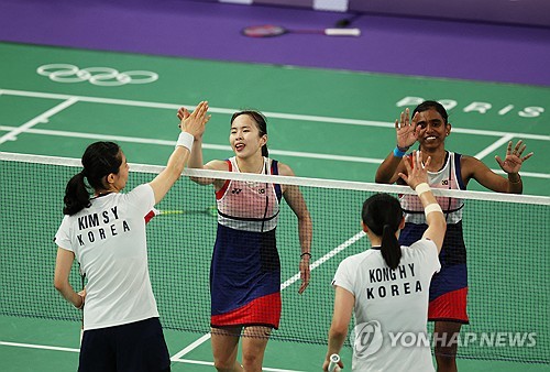 한국 배드민턴 여자복식이 두 개 조 모두 8강 탈락하면서 12년 만에 올림픽 무대 노메달을 기록했다. 외신에서 당초 한국을 은메달리스트 정도로 예상했던 것과 비교하면 아쉬운 성적표다. 세계 2위 이소희-백하나 조는 류성수-탄닝 조(중국)를 맞아 게임 스코어 0-2(9-21 13-21)로 완패했다. 세계 10위 김소영-공희용 조는 펄리 탄-티나 무랄리타란 조(말레이시아)와 맞섰으나 역시 게임 스코어 0-2(12-21 13-21)로 무릎을 꿇었다. 여자복식은 지난 두 차례 올림픽에서 유일하게 메달을 따내며 한국 배드민턴의 자존심을 지켰으나 이번엔 일찍 일정을 접었다. 연합뉴스