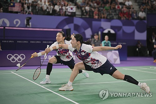 한국 배드민턴 여자복식이 두 개 조 모두 8강 탈락하면서 12년 만에 올림픽 무대 노메달을 기록했다. 외신에서 당초 한국을 은메달리스트 정도로 예상했던 것과 비교하면 아쉬운 성적표다. 세계 2위 이소희-백하나 조는 류성수-탄닝 조(중국)를 맞아 게임 스코어 0-2(9-21 13-21)로 완패했다. 세계 10위 김소영-공희용 조는 펄리 탄-티나 무랄리타란 조(말레이시아)와 맞섰으나 역시 게임 스코어 0-2(12-21 13-21)로 무릎을 꿇었다. 여자복식은 지난 두 차례 올림픽에서 유일하게 메달을 따내며 한국 배드민턴의 자존심을 지켰으나 이번엔 일찍 일정을 접었다. 연합뉴스