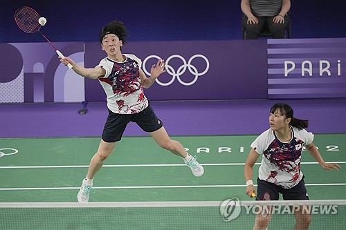 한국 배드민턴 여자복식이 두 개 조 모두 8강 탈락하면서 12년 만에 올림픽 무대 노메달을 기록했다. 외신에서 당초 한국을 은메달리스트 정도로 예상했던 것과 비교하면 아쉬운 성적표다. 세계 2위 이소희-백하나 조는 류성수-탄닝 조(중국)를 맞아 게임 스코어 0-2(9-21 13-21)로 완패했다. 세계 10위 김소영-공희용 조는 펄리 탄-티나 무랄리타란 조(말레이시아)와 맞섰으나 역시 게임 스코어 0-2(12-21 13-21)로 무릎을 꿇었다. 여자복식은 지난 두 차례 올림픽에서 유일하게 메달을 따내며 한국 배드민턴의 자존심을 지켰으나 이번엔 일찍 일정을 접었다. 연합뉴스