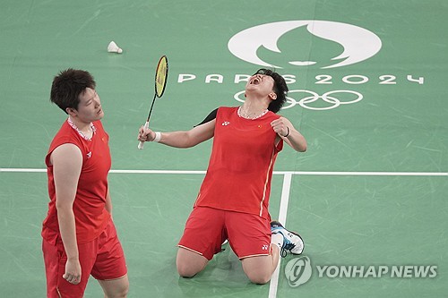 한국 배드민턴 여자복식이 두 개 조 모두 8강 탈락하면서 12년 만에 올림픽 무대 노메달을 기록했다. 외신에서 당초 한국을 은메달리스트 정도로 예상했던 것과 비교하면 아쉬운 성적표다. 세계 2위 이소희-백하나 조는 류성수-탄닝 조(중국)를 맞아 게임 스코어 0-2(9-21 13-21)로 완패했다. 세계 10위 김소영-공희용 조는 펄리 탄-티나 무랄리타란 조(말레이시아)와 맞섰으나 역시 게임 스코어 0-2(12-21 13-21)로 무릎을 꿇었다. 여자복식은 지난 두 차례 올림픽에서 유일하게 메달을 따내며 한국 배드민턴의 자존심을 지켰으나 이번엔 일찍 일정을 접었다. 연합뉴스