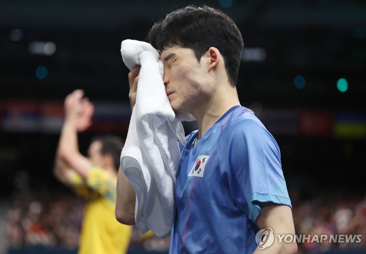 한국 남자탁구 에이스 장우진이 1일 프랑스 파리의 사우스 파리 아레나에서 열린 파리 올림픽 남자 단식 8강에서 우고 칼데라노(브라질)에게 한 게임도 따내지 못하고 게임스코어 0-4로 완패했다. 장우진은 자신의 첫 올림픽이던 2021년 도쿄 대회에서도 16강에서 칼데라노를 만났으나 게임스코어 3-4로 지고 8강 진출에 실패했는데 이번엔 더욱 부진해 한 게임도 따내지 못했다. 장우진은 경기 뒤 실력에서 밀렸음을 깨끗하게 인정했다. 연합뉴스