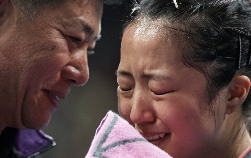 한국 여자 탁구의 간판 신유빈이 프랑스 파리의 사우스 파리 아레나4에서 열린 2024 파리 올림픽 탁구 여자 단식 8강전에서 세계랭킹 13위 일본의 히라노 미우를 게임 스코어 4-1로 꺾고 준결승에 진출했다. 이번 대회 혼합복식 동메달에 이어 개인전에서도 메달 획득을 노려볼 수 있게 됐다. 경기가 힘들었던 듯 신유빈이 승리한 뒤 울고 있다. 사진 연합뉴스