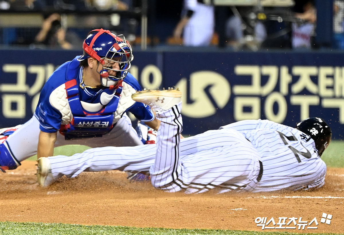 1일 오후 서울 송파구 잠실야구장에서 열린 '2024 신한 SOL Bank KBO리그' 삼성 라이온즈와 LG 트윈스의 경기, 4회말 2사 2루 LG 김현수가 오지환의 내야안타때 홈으로 쇄도하다 삼성 강민호에게 태그아웃을 당하고 있다. 잠실, 김한준 기자