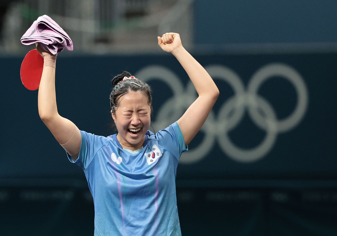 한국 여자 탁구의 간판 신유빈이 프랑스 파리의 사우스 파리 아레나4에서 열린 2024 파리 올림픽 탁구 여자 단식 8강전에서 세계랭킹 13위 일본의 히라노 미우를 게임 스코어 4-1로 꺾고 준결승에 진출했다. 이번 대회 혼합복식 동메달에 이어 개인전에서도 메달 획득을 노려볼 수 있게 됐다. 한국 여자 탁구는 2004 아테네 올림픽 이후 2008 베이징, 2012 런던, 2016 리우데자네이루, 2020 도쿄 대회 단식에서 메달을 수확하지 못했다. 사진 연합뉴스